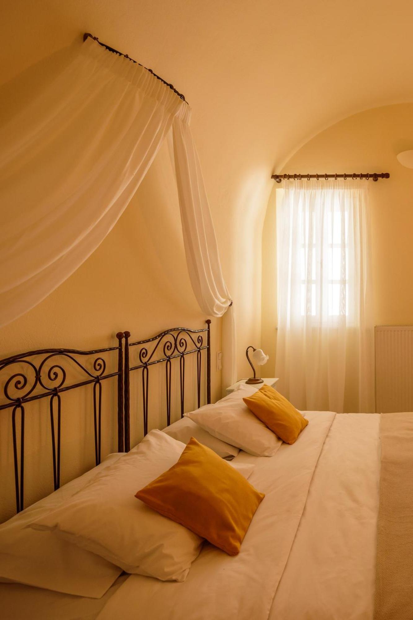 Ikio Concept Santorini Hotel Pyrgos Kallistis Luaran gambar